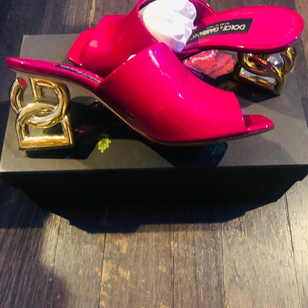 Dolce and Gabba logo heels